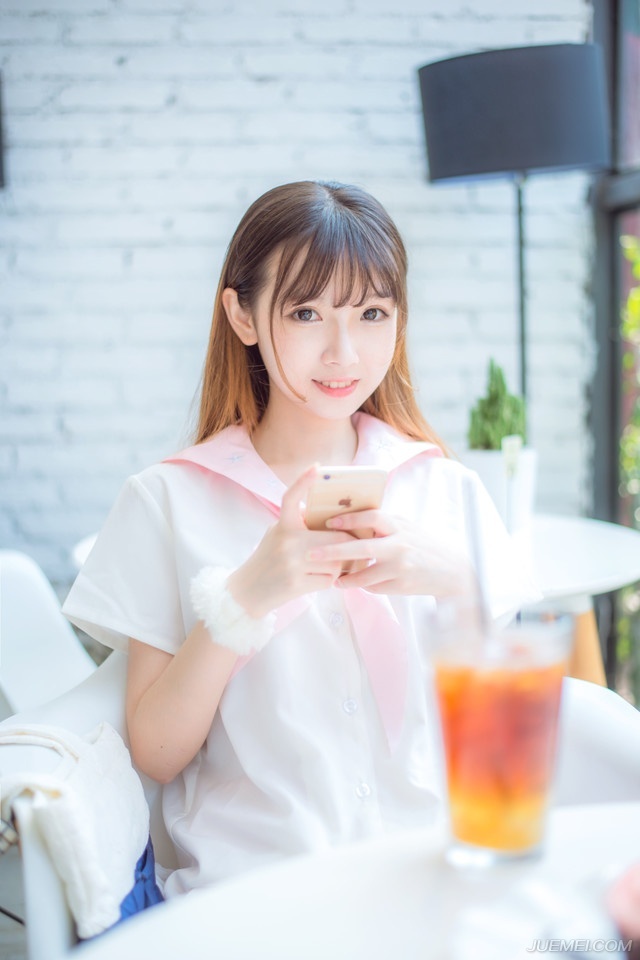 男人天生多情，只是他会对某一个人长情。女人天生专情，但她会对某一个人绝情。男人和一个喜欢的人在一起的时候，心里还有一个或多个她。因为他多情[lizhigushicom]。女人和一个喜欢的人在一起她所想的就是他。即使有更好的男人出现她也不会放弃。因为她的专情。而当她决定放弃一切都没有余地了。因为她绝情!